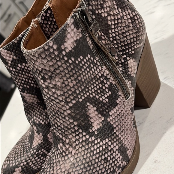 Universal Thread Booties Size 6 - Picture 2 of 2